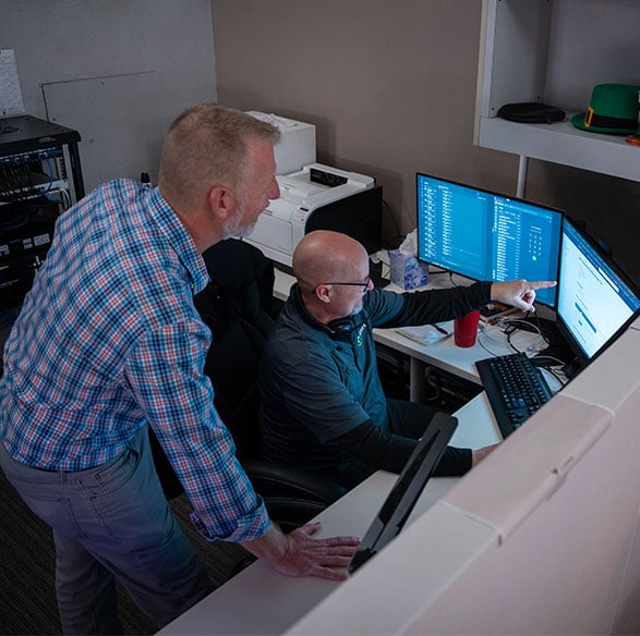  Two IT technicians collaborating in an office.